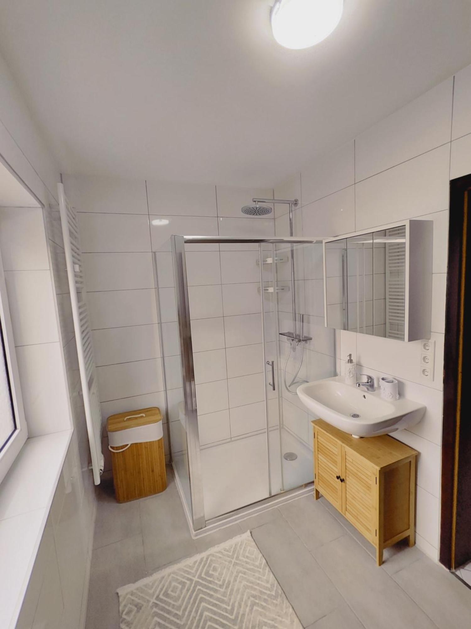 Henno's 105qm 8p, 4 Zimmer, Balkon Apartment